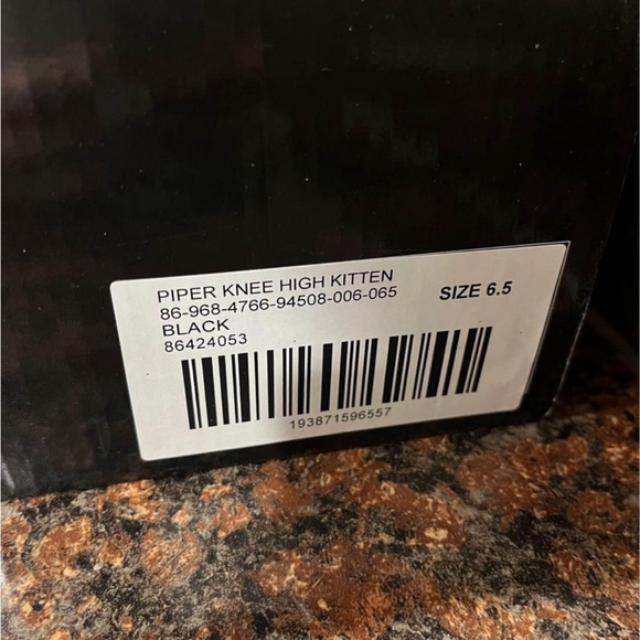 Tall black boot, kitten heel, size 6.5 - Picture 1 of 5